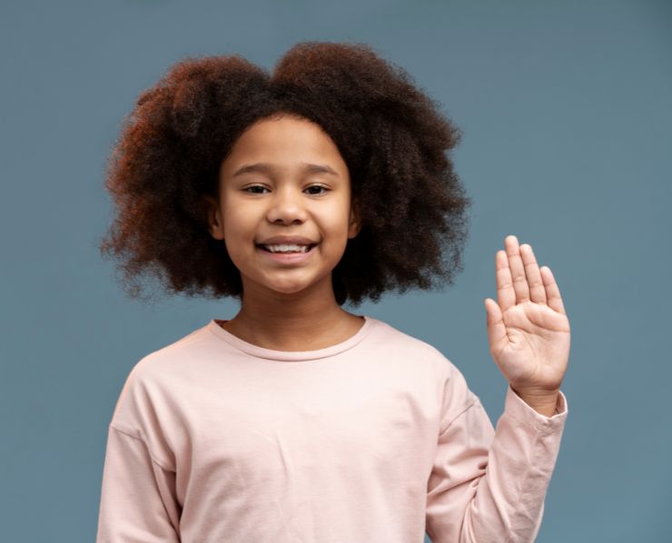 Sensibilisation : faire connaître la surdité, la langue des signes française (LSF) et les besoins des enfants sourds auprès du grand public, des institutions et des entreprises.